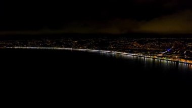 Night Nice Fransa gezinti, Akdeniz ve havaalanı görünümü 4k Havadan görünümü. Fransa şehir gece panorame. Gece şehir havadan görünümü.