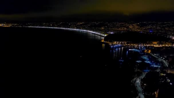 4K Hiperlapso aéreo de la noche Bonito paseo marítimo de Francia, vista al mar Mediterráneo. Vista aérea nocturna de la ciudad . — Vídeos de Stock