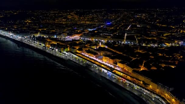 4K Vista aérea de la noche Niza Francia paseo marítimo, mar Mediterráneo y aeropuerto. Francia ciudad noche panorámica. Vista aérea nocturna de la ciudad . — Vídeos de Stock