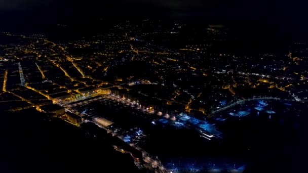 4K Vista aerea della notte Nizza Francia lungomare, Mar Mediterraneo e vista sull'aeroporto. Francia città notte panorame. Vista aerea della città notturna . — Video Stock