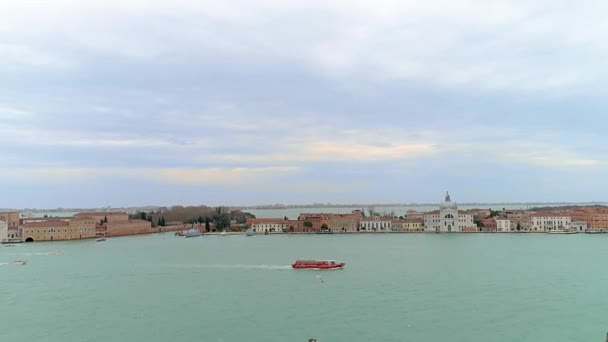 Vaporetto vela en Venecia, crucero por el Gran Canal, turismo — Vídeo de stock