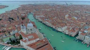 Grand Canal, Venedik, İtalya'daki ikonik ve eşsiz Santa Maria Della Salute Katedrali'nin havadan drone videosu
