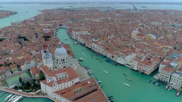 大運河、ヴェネツィア、イタリアの象徴的でユニークなサンタ・マリア・デッラ敬礼大聖堂の空中ドローンビデオ — ストック動画