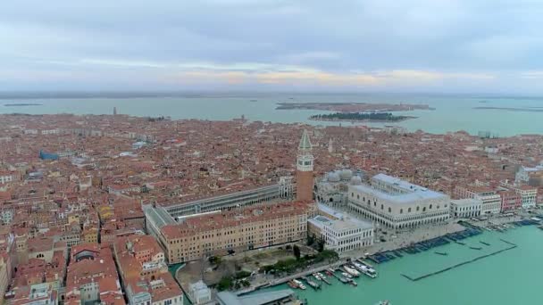 Drone letecký pohled na Benátky v Itálii. Náměstí San Marco. — Stock video