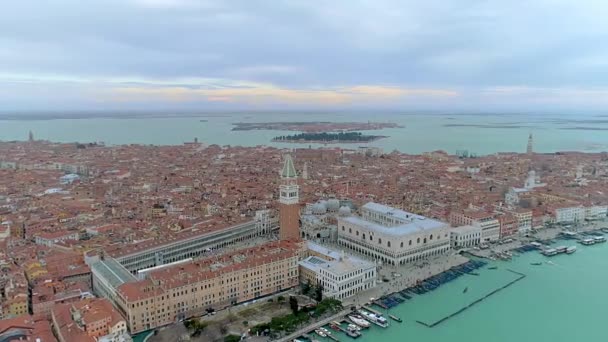 Drone letecký pohled na Benátky v Itálii. Náměstí San Marco. — Stock video