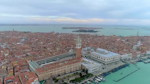 Drone Aerial view over Venetië, Italië. San Marco Plaza. — Stockvideo