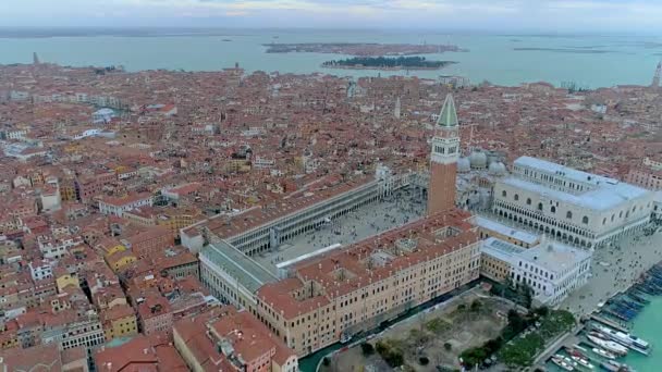 Drohnen-Luftaufnahme über Venedig, Italien. San Marco Platz. — Stockvideo