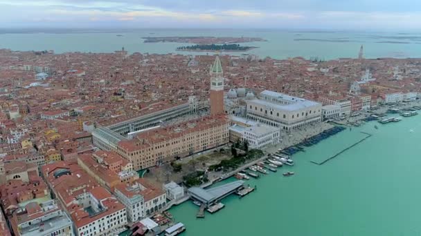 Drönarflygvy över Venedig, Italien. San Marco Plaza. — Stockvideo