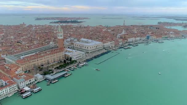 Вид с беспилотника на Венецию, Италия. Сан-Марко-Пласа . Стоковый Видеоролик