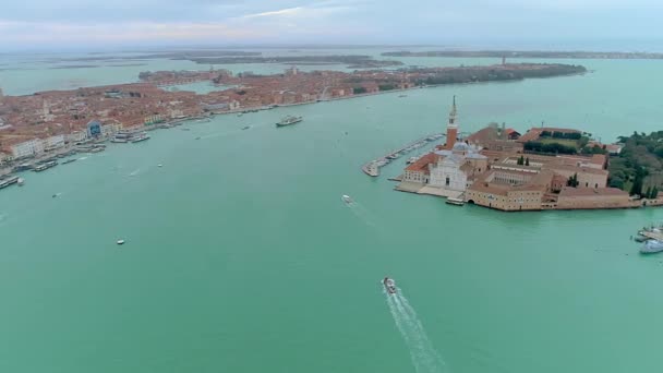 San Giorgio Maggiore Kirche Drohnen aus der Luft betrachtet. Ausflugsboote fahren in der Nähe der Kirche von San Giorgio Maggiore. Blick von oben auf die Kirche von San Giorgio Maggiore. Insel von san giorgio maggiore. — Stockvideo