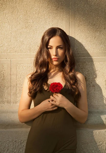 Hermosa Joven Pie Frente Una Pared Sosteniendo Rosa Roja Retrato —  Fotos de Stock