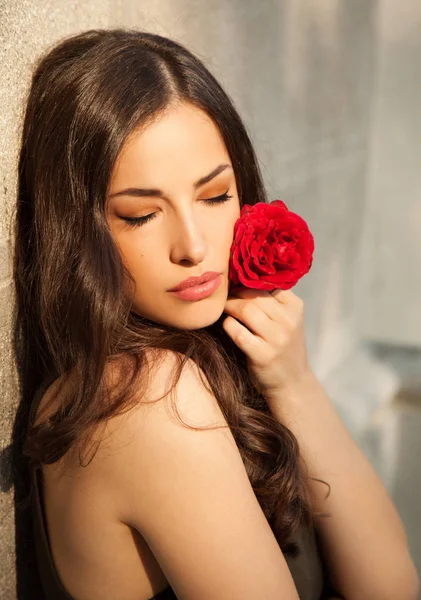 Όμορφη Νεαρή Γυναίκα Κλειστά Μάτια Κρατώντας Τριαντάφυλλο Κοντά Στο Πρόσωπό — Φωτογραφία Αρχείου