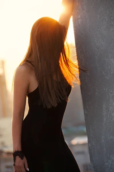 Красивая Женщина Черном Платье Закате Городе — стоковое фото