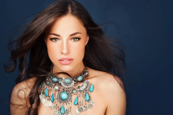 Hermosa Mujer Con Collar Plata Antigua Con Gemas Color Turquesa — Foto de Stock