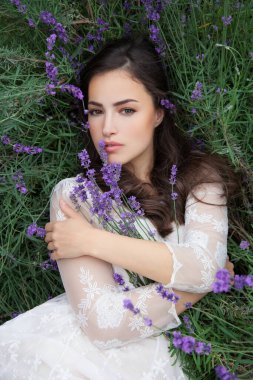 Güzel genç bayan lavanta tarlasında uzanıyor, açık hava güzellik portresi.