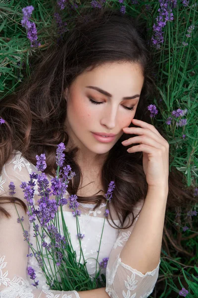 Hübsche Junge Frau Liegt Lavendelfeld Schönheitsporträt Freien — Stockfoto