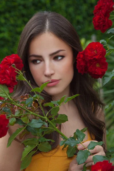 Bela Jovem Entre Rosas Vermelhas Retrato Beleza Jardim Flores Verão — Fotografia de Stock