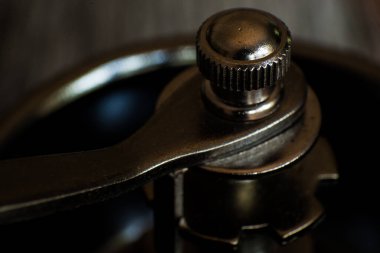 Kahve öğütücüsünü kapat.