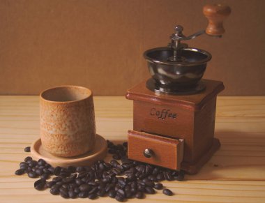 Kahve çekirdekleri ve kahve öğütücüsüyle dolu bir hayat