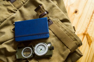 Not defteri ve pusula sırt çantasında