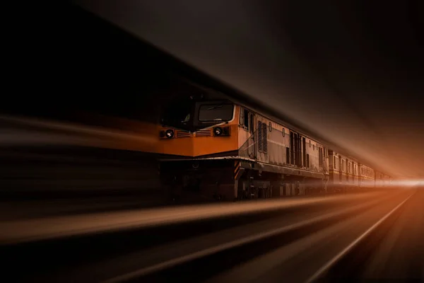 Güzel bir tren istasyonu, klasik tonlu bir demiryolu.