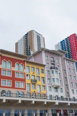 Renkli parlak yaz İtalyan Portofino tarzı binalar, Moskova, Rusya