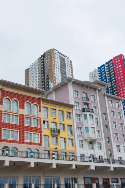 Renkli parlak yaz İtalyan Portofino tarzı binalar, Moskova, Rusya