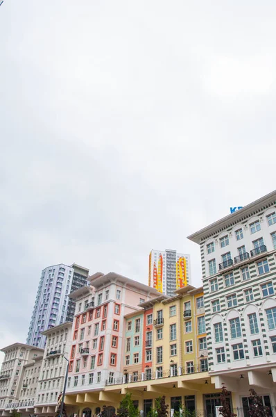 Renkli parlak yaz İtalyan Portofino tarzı binalar, Moskova, Rusya