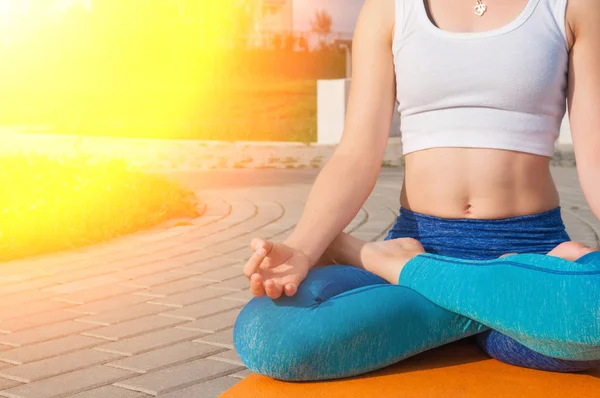 Genç güzel kadın yoga uygulamaları ve nehir dolgu üzerinde derin derin düşünür