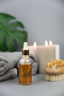 Havlu aromatik mumlar, doğal organik yağlarla dolu bir şişe ve masaj fırçası. Aromaterapi ve güzellik. Uyum, denge ve meditasyon kavramı, spa, rahatlama, güzellik spa tedavisi.