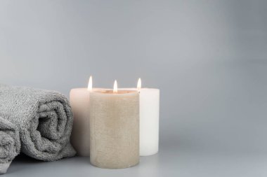 Aromatik mumlu havlular. Aromaterapi ve güzellik. Uyum, masaj, denge ve meditasyon seti, spa, rahatlama, güzellik spa tedavisi.