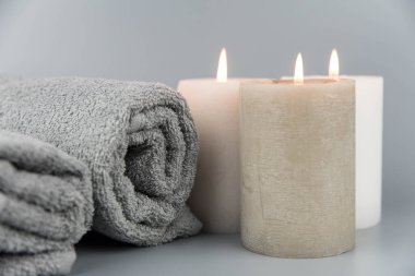 Aromatik mumlu havlular. Aromaterapi ve güzellik. Uyum, masaj, denge ve meditasyon seti, spa, rahatlama, güzellik spa tedavisi.