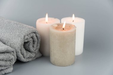 Aromatik mumlu havlular. Aromaterapi ve güzellik. Uyum, masaj, denge ve meditasyon seti, spa, rahatlama, güzellik spa tedavisi.