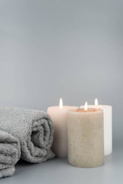 Aromatik mumlu havlular. Aromaterapi ve güzellik. Uyum, masaj, denge ve meditasyon seti, spa, rahatlama, güzellik spa tedavisi.