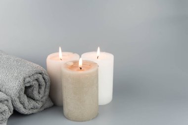 Aromatik mumlu havlular. Aromaterapi ve güzellik. Uyum, masaj, denge ve meditasyon seti, spa, rahatlama, güzellik spa tedavisi.