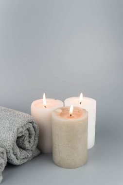 Aromatik mumlu havlular. Aromaterapi ve güzellik. Uyum, masaj, denge ve meditasyon seti, spa, rahatlama, güzellik spa tedavisi.