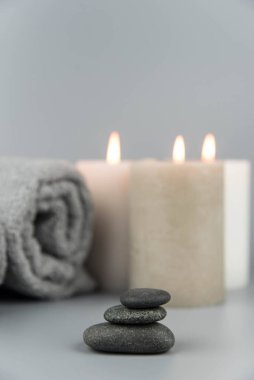 Aromatik mumlu havlular. Aromaterapi ve güzellik. Uyum, masaj, denge ve meditasyon seti, spa, rahatlama, güzellik spa tedavisi.
