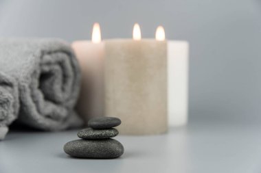 Aromatik mumlu havlular. Aromaterapi ve güzellik. Uyum, masaj, denge ve meditasyon seti, spa, rahatlama, güzellik spa tedavisi.