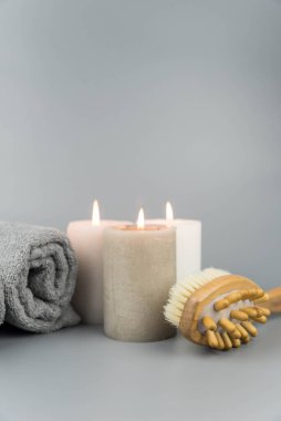 Havlu, aromatik mumlar ve masaj fırçası. Aromaterapi ve güzellik. Uyum, denge ve meditasyon kavramı, spa, rahatlama, güzellik spa tedavisi.