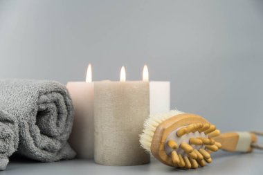 Havlu, aromatik mumlar ve masaj fırçası. Aromaterapi ve güzellik. Uyum, denge ve meditasyon kavramı, spa, rahatlama, güzellik spa tedavisi.