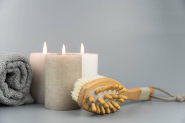 Havlu, aromatik mumlar ve masaj fırçası. Aromaterapi ve güzellik. Uyum, denge ve meditasyon kavramı, spa, rahatlama, güzellik spa tedavisi.