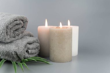 Aromatik mumlu havlular. Aromaterapi ve güzellik. Uyum, masaj, denge ve meditasyon seti, spa, rahatlama, güzellik spa tedavisi.
