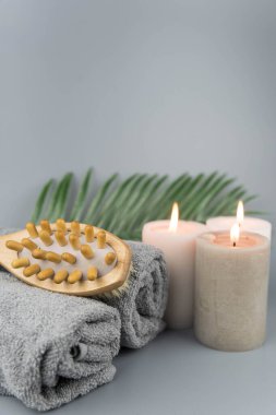Havlu, aromatik mumlar ve masaj fırçası. Aromaterapi ve güzellik. Uyum, denge ve meditasyon kavramı, spa, rahatlama, güzellik spa tedavisi.