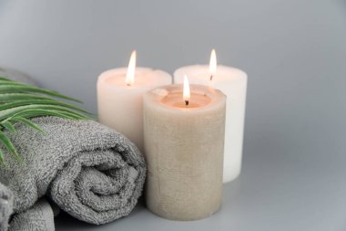 Aromatik mumlu havlular. Aromaterapi ve güzellik. Uyum, masaj, denge ve meditasyon seti, spa, rahatlama, güzellik spa tedavisi.