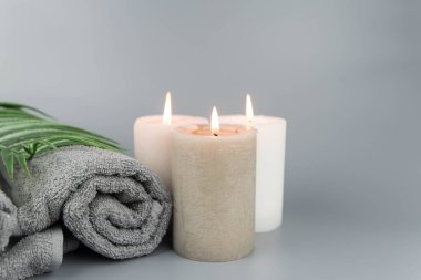 Aromatik mumlu havlular. Aromaterapi ve güzellik. Uyum, masaj, denge ve meditasyon seti, spa, rahatlama, güzellik spa tedavisi.