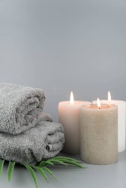 Aromatik mumlu havlular. Aromaterapi ve güzellik. Uyum, masaj, denge ve meditasyon seti, spa, rahatlama, güzellik spa tedavisi.
