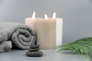 Aromatik mumlu havlular. Aromaterapi ve güzellik. Uyum, masaj, denge ve meditasyon seti, spa, rahatlama, güzellik spa tedavisi.
