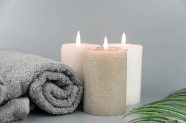 Aromatik mumlu havlular. Aromaterapi ve güzellik. Uyum, masaj, denge ve meditasyon seti, spa, rahatlama, güzellik spa tedavisi.