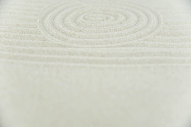 Soyut Zen beyaz kuma çizim yapıyor. Uyum kavramı, denge ve meditasyon, spa, masaj, rahatlama. Zen bahçesi.