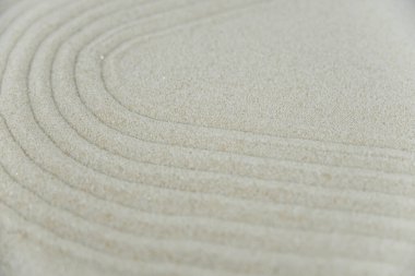 Soyut Zen beyaz kuma çizim yapıyor. Uyum kavramı, denge ve meditasyon, spa, masaj, rahatlama. Zen bahçesi.